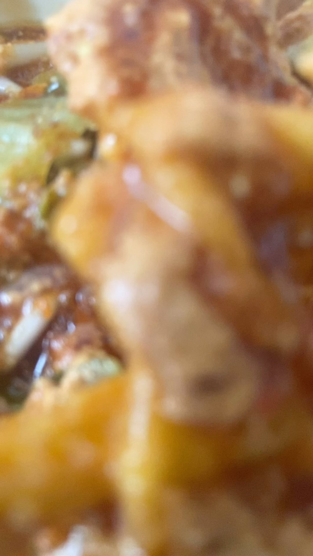 Asinan Bogor, diperkirakan telah ada sejak abad 17.
Sejenis makanan asinan yang dibawa oleh pedagang Tionghoa terbuat dari sayuran dan buah-buahan dengan saus kacang, kemudian diadaptasi dan dimodifikasi dengan bahan makanan dan cita rasa lokal, awalnya dikenal dengan nama rujak bogor dan sekarang kita kenal dengan nama Asinan Bogor.
.
caritraraya.com/jabar
.
#bogor #buitenzorg #kulinerbogor #kulinernusantara