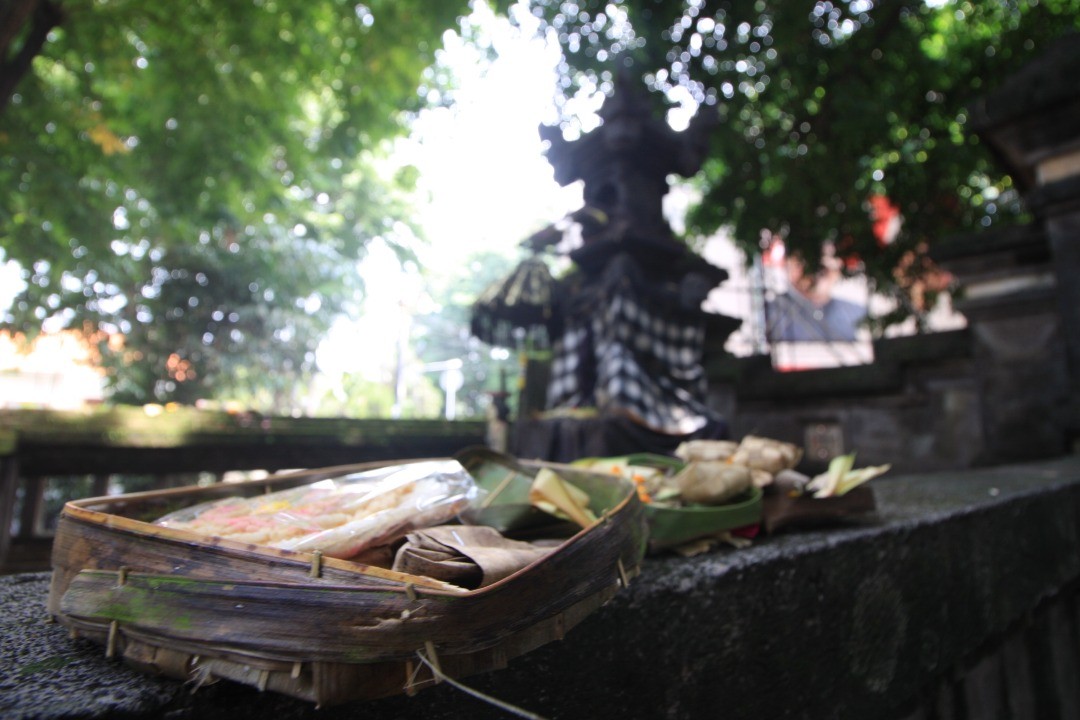 Canang Sari.
Canang mean a small square of coconut leaf basket.
Sari mean essence.
.
is one of daily Balinese Hindus People offerings made to thank the Gods in praise and pray.
for what was we get in our life.
.
.
www.caritraraya.com
.
#bali #indonesia #photostreet #caritraraya #balilife #balilifestyle #baliindonesia #balivibes #balidaily